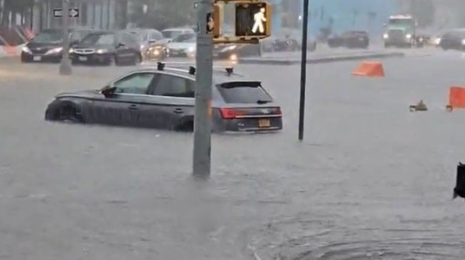 شدید طوفانی بارشیں ، نیویارک میں ہنگامی حالت نافذ