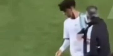 ویڈیو : کوچ نے مداحوں کے سامنے کھلاڑیوں کو تھپڑ دے مارے