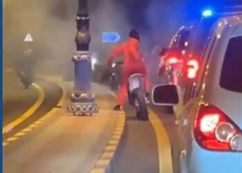 ویڈیو: عمان میں ہراساں کرنے کے الزام میں دو موٹر سائیکل سوار گرفتار