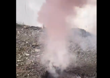 عمان :  گڑھے سے پراسرار رنگین دھواں نکلنے کا راز سامنے آ گیا